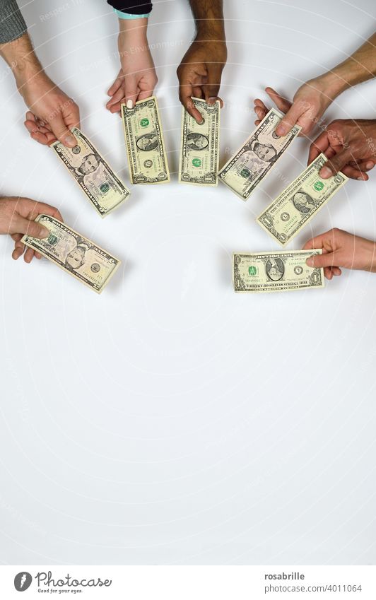 Geldgeber - Hände vieler verschiedener Menschen geben Geldscheine in Form von Dollarnoten Güte Almosen Angebot anbieten miteinander zusammen weißer Hintergrund