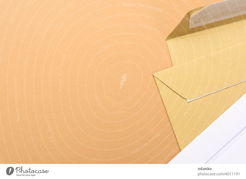 leere weißes Papier braun und weiß Umschläge auf einem braunen Hintergrund Kuvert Brief blanko Nachricht Büro Beitrag Postkarte Schriftstück Porto