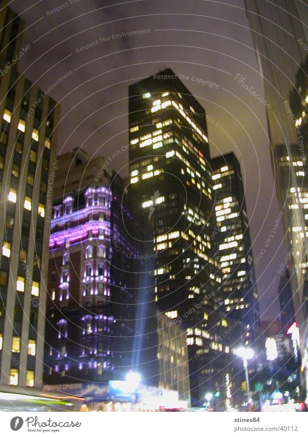 Blue City Nacht Licht New York City Hochhaus Beleuchtung Stadt Nachtaufnahme erleuchten Stadtlicht Straßenschlucht