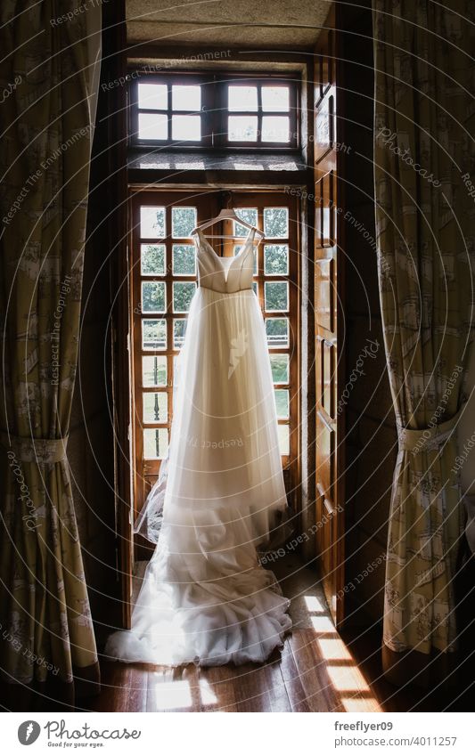 Braut Kleid schwebend auf einem Fenster Hochzeit Brautjungfer Brautjungfern Vorbereitung präparativ weiß Raum im Innenbereich Kaukasier Menschengruppe