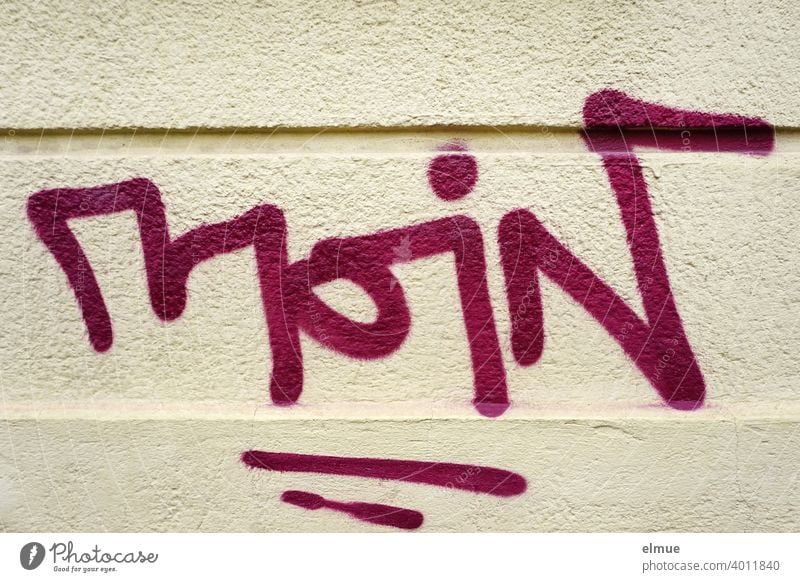 "MOIN" steht in weinroter Kunstschrift an der Hauswand / Graffito moin Graffiti Sprayer gesprayt Schriftzeichen Schmiererei Fassade Straßenkunst Jugendkultur