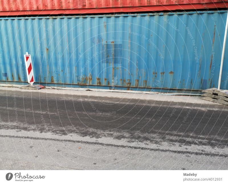 Alter blauer Contaimer als Lärmschutz auf einer Baustelle im Westend von Frankfurt am Main in Hessen Container Blech Metall Eisen Stahl Rost Patina Blau