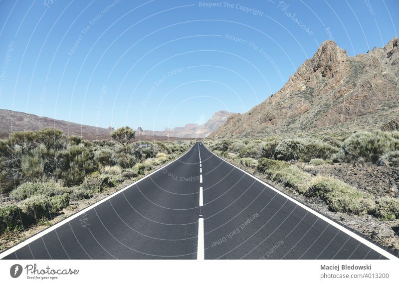 Panoramastraße im Teide-Nationalpark, Farbtonung angewendet, Teneriffa, Spanien. Straße Autobahn Asphalt Menschenleer Landschaft vulkanisch Reise Abenteuer