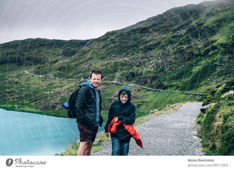 Vater und Tochter genießen ihren Urlaub in Snowdonia snowdonia Großbritannien Snowdonia-Nationalpark Bahn Bergwerksbahn Felsen Mann Mädchen Familie