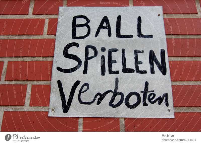 Ball spielen verboten Schilder & Markierungen Verbote Verbotsschild Hinweisschild Warnhinweis Mauer Ballsport Freizeit & Hobby kinderfeindlich Nachbar