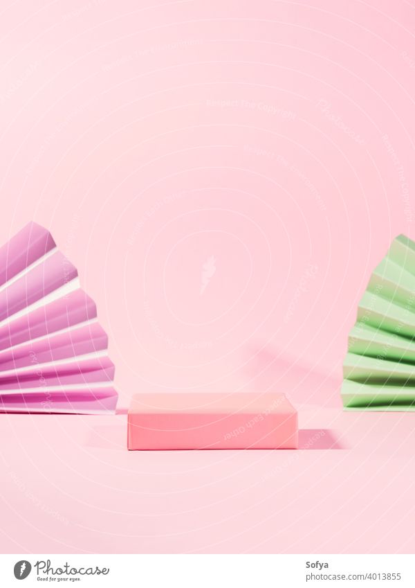 Geometrisches rosafarbenes Standpodest zur Produktpräsentation mit Schatten Anzeige Podium Hintergrund stehen Sockel leer geometrisch Attrappe Symmetrie