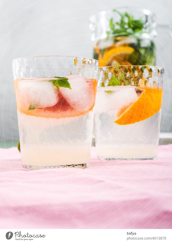 Frisches Sommer-Zitrus-Getränk in Gläsern mit Eis trinken Zitrusfrüchte Glas Cocktail Limonade Blutorange Kalk Frucht Hintergrund aufgegossen Entzug Mocktail