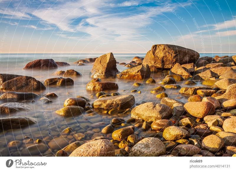Steine an der Ostseeküste bei Lohme auf der Insel Rügen Küste Mecklenburg-Vorpommern Sonnenuntergang Felsen Findlinge Himmel blau abends Abend Landschaft