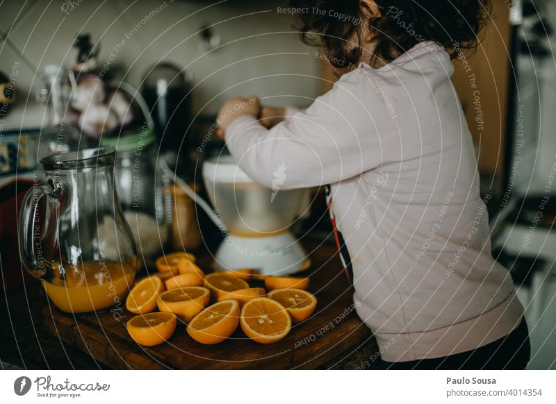Kind macht Orangensaft zu Hause orange Frische frisch Vitamin Frucht Saft Vitamin C Gesundheit Zitrusfrüchte Ernährung Lebensmittel Gesunde Ernährung