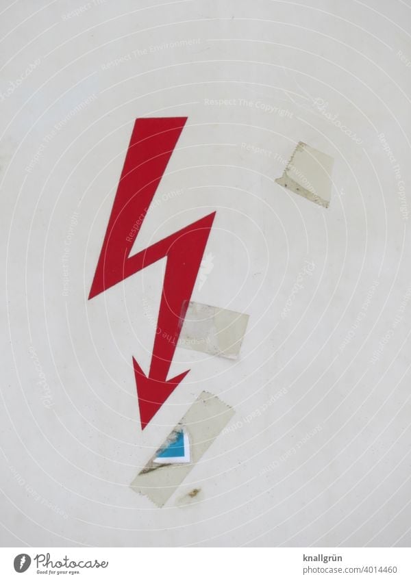 Roter Blitz auf einem Stromverteilerkasten Symbole & Metaphern Aufkleber Stromkasten Zeichen Schilder & Markierungen Hinweisschild Außenaufnahme Warnschild