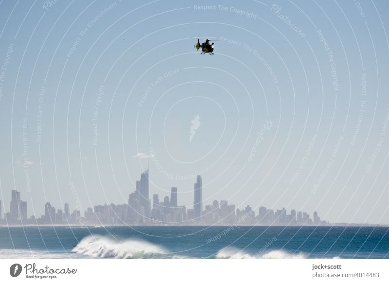 Hubschrauberflug zur Luftrettung über der Gold Coast Surfers Paradies Australien Panorama (Aussicht) Silhouette Hintergrund neutral Skyline Küste Pazifik Meer