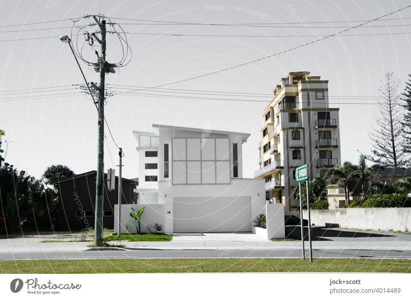 Luxuriöse Villa mit großer Garage Moderne Architektur Reichtum Straßenbeleuchtung Strommast Stromleitung Wohnhochhaus Fassade Wegweiser Gold Coast Australien
