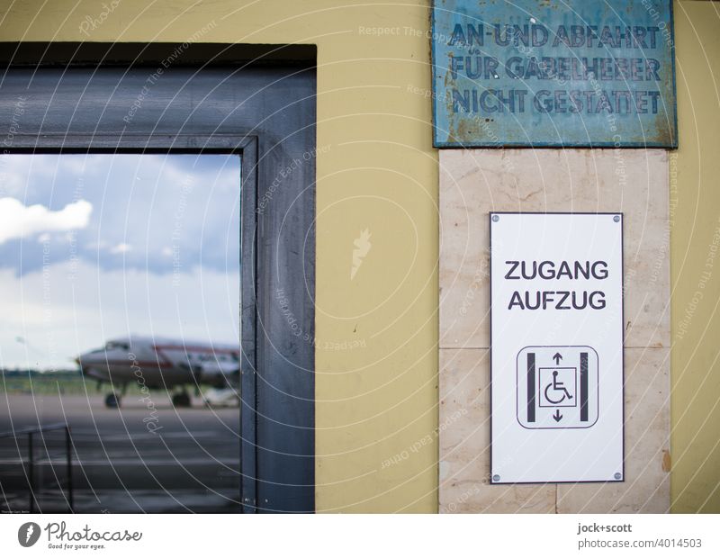 Zugang Aufzug vom Rollfeld Detailaufnahme Reflexion & Spiegelung Flugzeug Ferien & Urlaub & Reisen Himmel Wolken Taste Piktogramm Rollstuhl