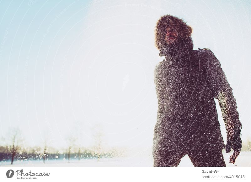 Winter 2021 - Mann im Schnee Schneefall Sonnenlicht winterlich Schneeflocken kalt Schneegestöber