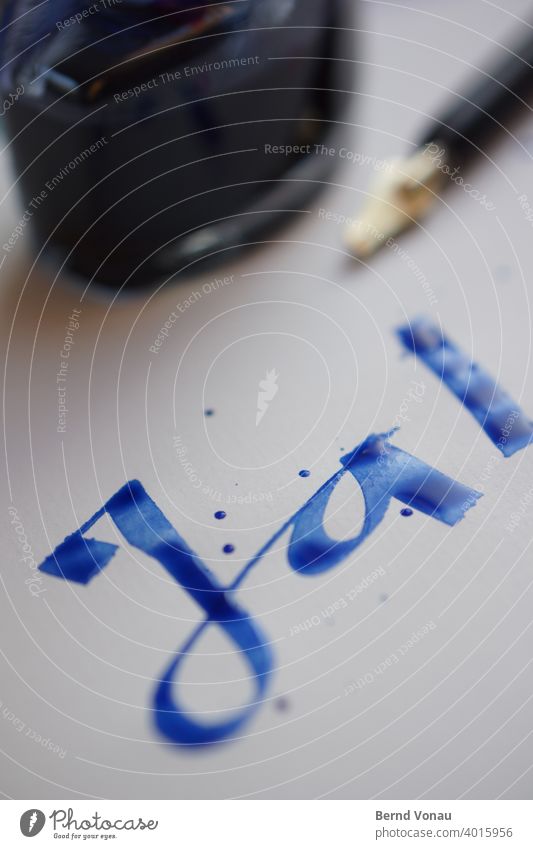 Ja! Flüssig. Kalligraphie Tinte schreiben Hochzeit Zusage positiv blau Tintenfaß Schreibfeder nass frisch vermählen Jasager Zustimmung Tropfen Papier