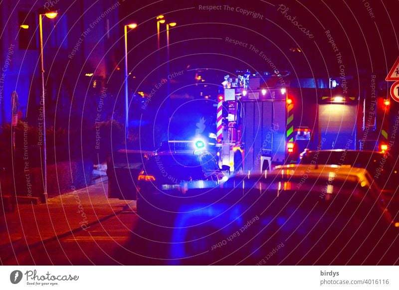 Nächtlicher Einsatz der Feuerwehr Feuerwehreinsatz blaulicht Alarm Feuerwehrauto Nacht Wohngebiet Lichter Einsatzfahrzeuge Rettung Straße Notfall retten