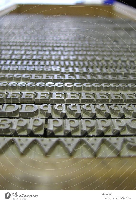 Letters Typographie Bleisatzkasten Schriftsetzer Buchstaben Medien Zeitung Buchdruck sitzen Druckerei Setzkasten Großbuchstabe Handwerk letters Ordnung geordnet