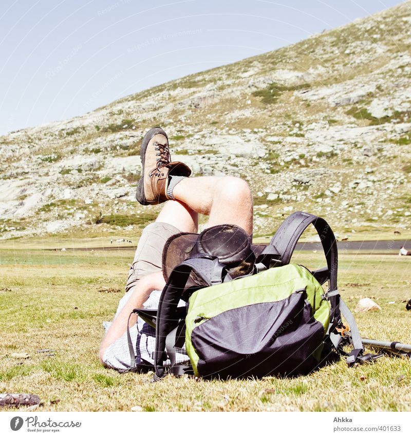 Pause, Mann ruht sich in Korsikas Bergen auf Rucksack aus Ferien & Urlaub & Reisen Tourismus Ausflug Abenteuer Ferne Freiheit Sommer Sommerurlaub