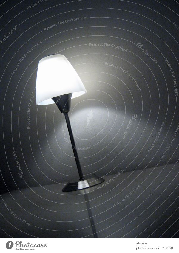 light Lampe Licht Tisch stehen Nacht Stehlampe Gute Nacht Nachttisch gemütlich Design dunkel Erkenntnis erleuchten Häusliches Leben Schwarzweißfoto Idee