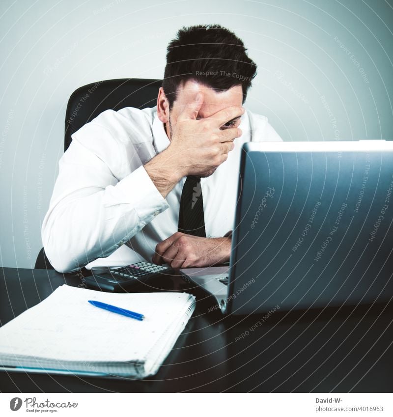 ängstlicher Geschäftsmann vor dem Laptop hält seine Hand vor das Gesicht Mann Notebook Misserfolg geschockt angst Business Homeoffice Schreibtisch arbeiten Büro