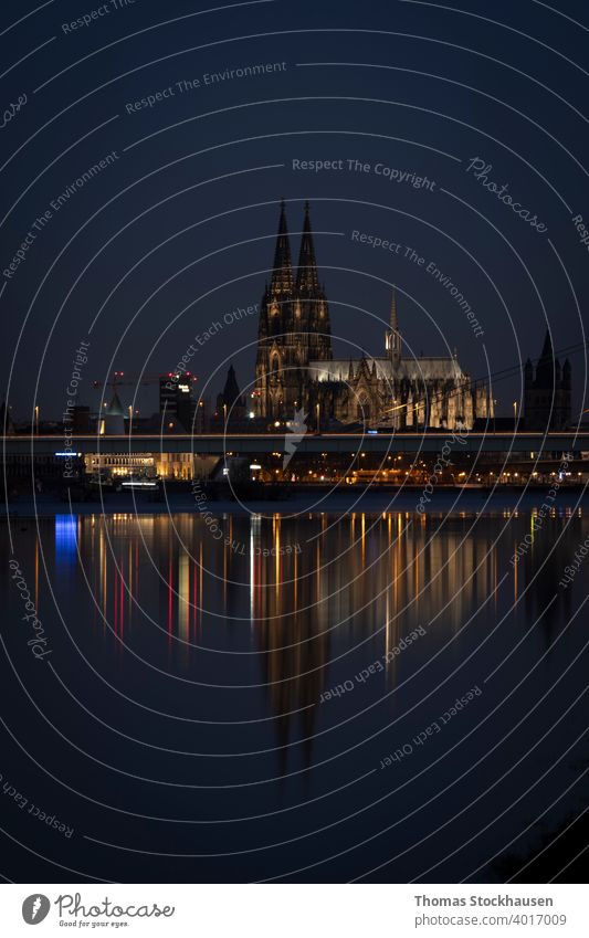 Kölner Dom bei Nacht, iluminiert, Spiegelung im Rhein architektonisch Architektur Anziehungskraft Barock blau Gebäude Kathedrale katholisch Katholizismus