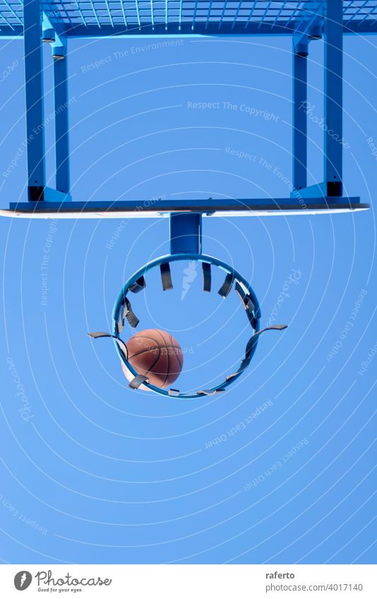 Der Basketball trifft das Netz, das Ziel ist erreicht. Ansicht aus niedrigem Winkel niemand Reifen Tor punkten Ball Korb Sport Gericht Gerät erfolgreich sein