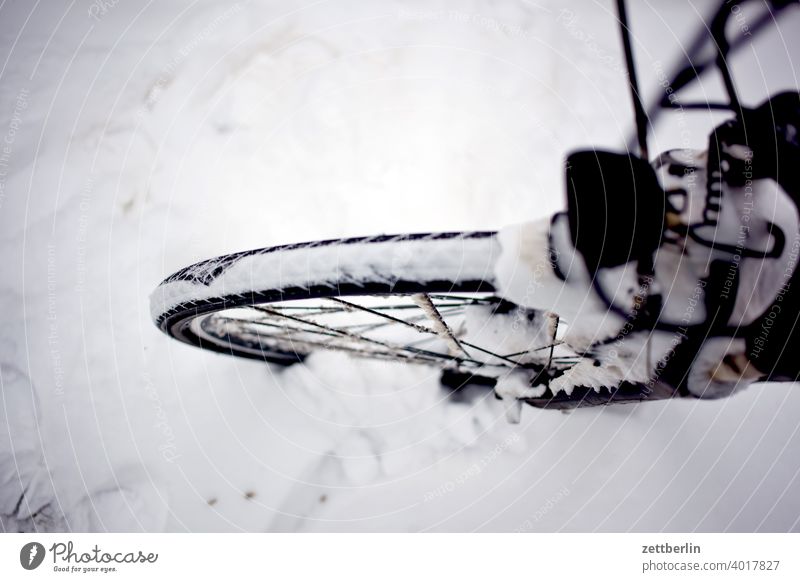 Vorderrad im Schnee schnee neuschnee schneefall winter winterferien fahrrad vorderrad speichen felge fahrad fahren winterreifen behinderung glatt gefahr