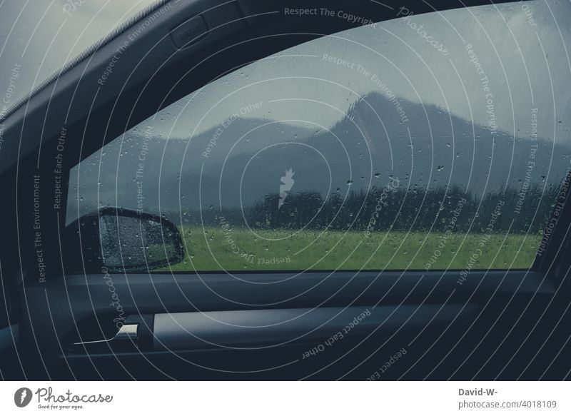 Regenwetter - Blick aus dem Auto auf die Berge - Regentropfen auf der Scheibe ungemütlich Regentag Unwetter Schutz nass schlechtes Wetter Fensterscheibe Alpen
