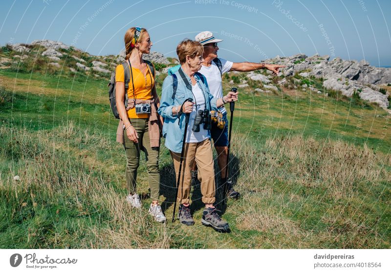 Familie übt sich im gemeinsamen Trekking im Freien Wanderer Landschaft Blick Natur Reise Sommer Wanderung Erholung Menschen wandern Zeigen Rucksack