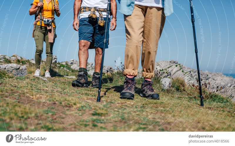 Drei Personen, die Trekking im Freien praktizieren unkenntlich Menschengruppe Wanderer Bergstiefel Beine kleiner Abschnitt Wanderung Trekkingstöcke Frau