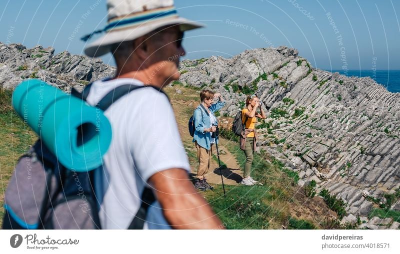 Familie übt sich im gemeinsamen Trekking im Freien Wanderer Fotokamera fotografierend Landschaft Natur Berge u. Gebirge Blick Reise Sommer Wanderung Erholung