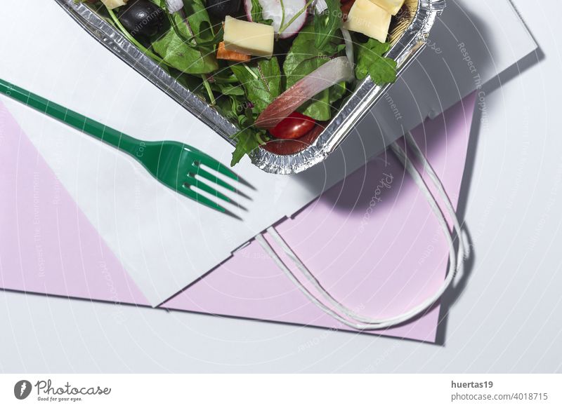 Gesunder veganer Salat zum Mitnehmen im Alubehälter Salatbeilage Lebensmittel gesunde Ernährung frisch Kasten wegnehmen Spinat Rucola Möhre Kirschtomaten