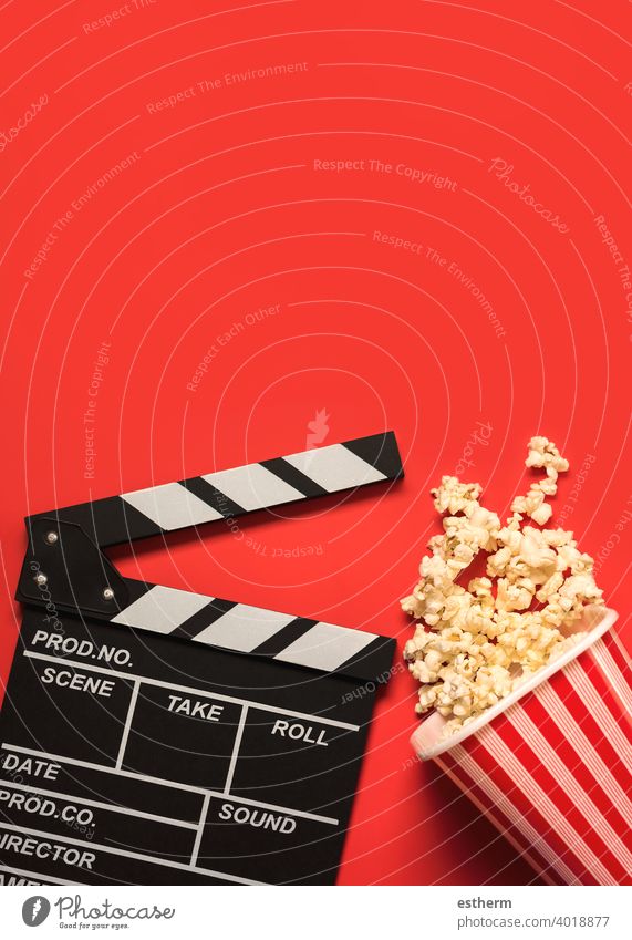 Filmklappe mit Popcorn und Platz für Text.Kino-Konzept Hintergrund Filmmaterial Klappe Filmstreifen Klatschen Tafel Popcorn-Box Leitung Objekte Fernsehen