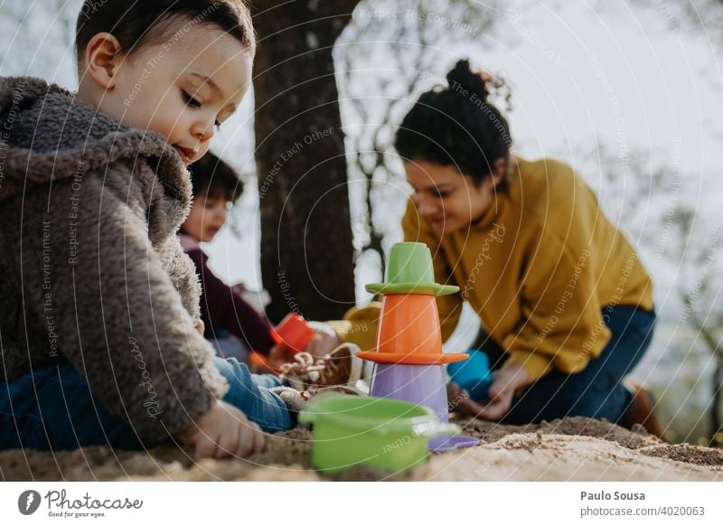 Kind spielt im Freien mit Sand Familie & Verwandtschaft Mutter mit Kind Mutterschaft Kindererziehung Spielen Kleinkind 1-3 Jahre Kindheit Zusammensein Freude