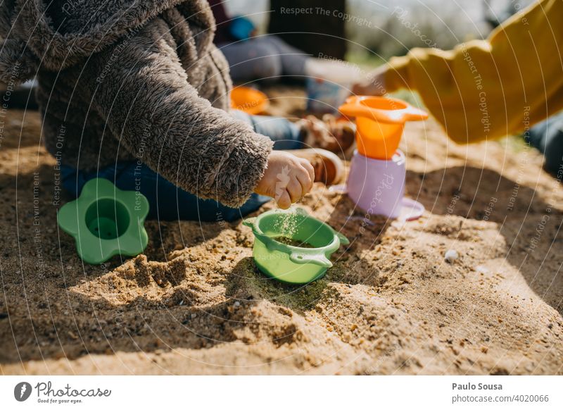 Kind spielt im Freien mit Sand Kindheit Spielen Spielzeug Kindheitserinnerung Sandkasten Kindergarten Freude Kleinkind Farbfoto Kinderspiel Freizeit & Hobby