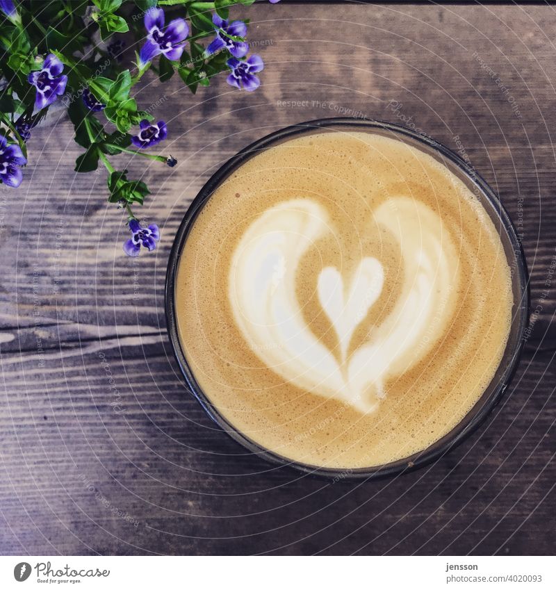 Kaffee mit herzförmigem Milchschaum Kaffeetrinken Kaffeetasse Kaffeetisch Kaffeepause Milchkaffee Latte Macchiato Cappuccino Latteart milchschaum Herz Holz