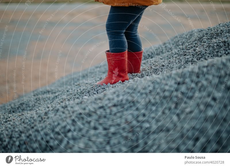 Kind mit roten Gummistiefeln Kindheit Schuhe Bekleidung Farbfoto Außenaufnahme Wetter Stiefel Regen grün Tag mehrfarbig Mensch schlechtes Wetter nass Herbst Fuß