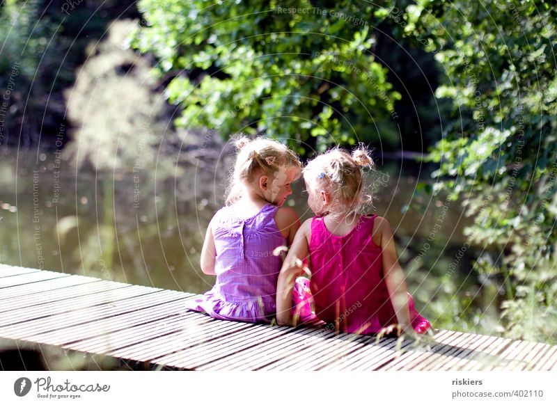 zweisam einsam ii Mensch Kind Mädchen Geschwister Schwester Kindheit 2 3-8 Jahre Umwelt Landschaft Sommer Schönes Wetter Park Wald See Erholung Lächeln sitzen