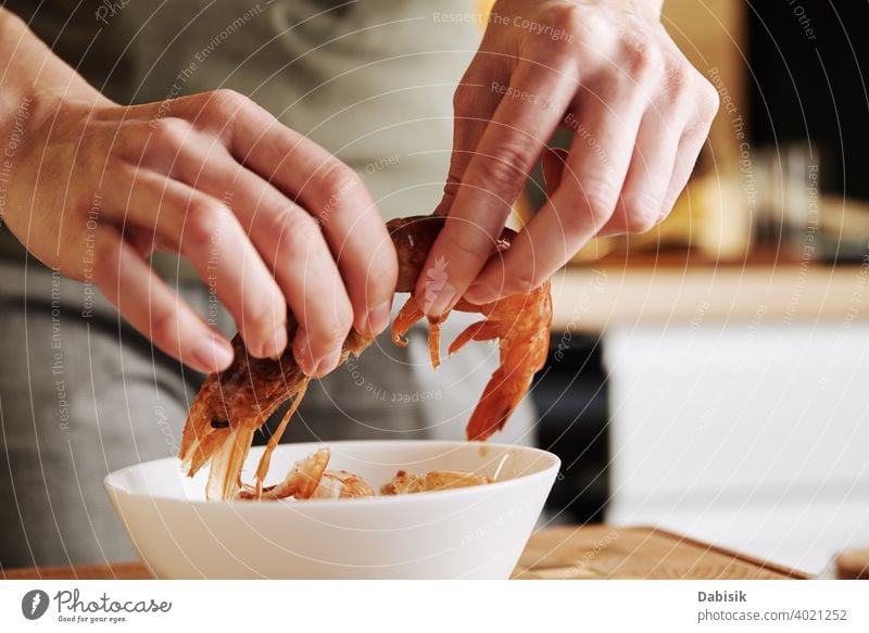 Frau putzt Garnelen zum Kochen. Prozess der Hände schälen Garnelen Schale Panzer vorbereiten Sauberkeit roh sich[Akk] schälen Meeresfrüchte Lebensmittel rot