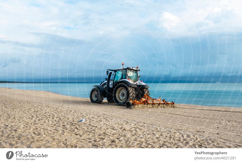 Strand auf der Insel Rügen, Deutschland. Traktor Pflege Sand am Strand an der Ostsee Pommersche Küste Sassnitz Strandlandschaft Sauberkeit Reinigen Küstenlinie