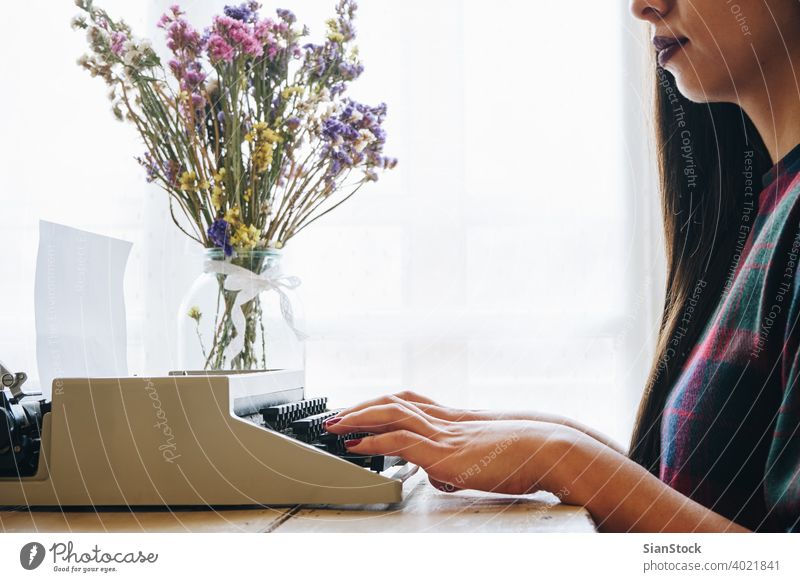Junge Frau tippt auf einer alten Schreibmaschine gealtert Antiquität Autor Hintergrund Gerät Mädchen Hände vereinzelt Journalismus Journalist Brief Maschine