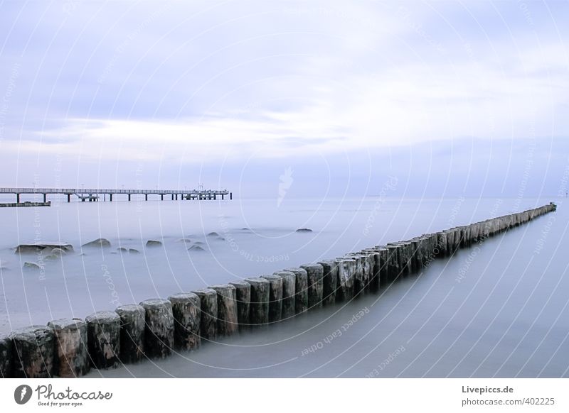 Ostseeküste Strand Meer Wellen Umwelt Natur Landschaft Wasser Himmel Wolken Herbst Küste Brücke Stein Holz frisch Zusammensein kalt nass natürlich blau grau