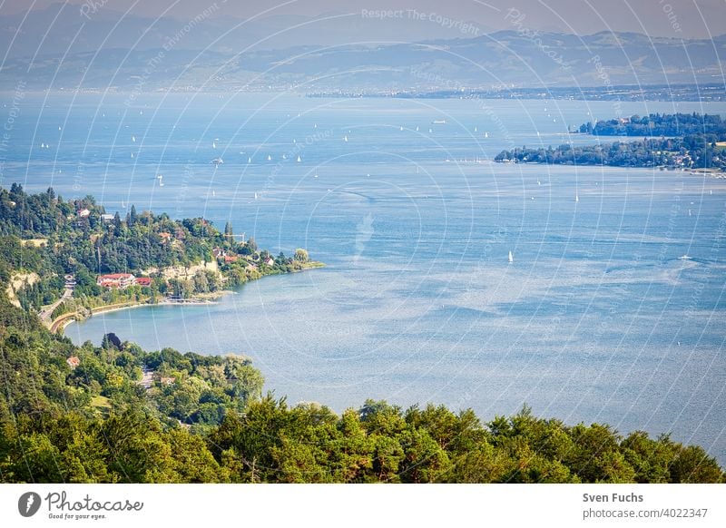 Der Bodensee beeindruckt durch seine imposante Größe bodensee gewässer wasser deutschland baden-württemberg ufer segelboote landschaft panorama sommer anblick