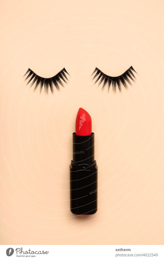 Falsche Wimpern und roter Lippenstift - Schönheit und Make-up-Konzept Menschen Augenbrauen Bürste nageln Objekt Kurve Gesichtsbehandlung Paar Accessoire Farbe