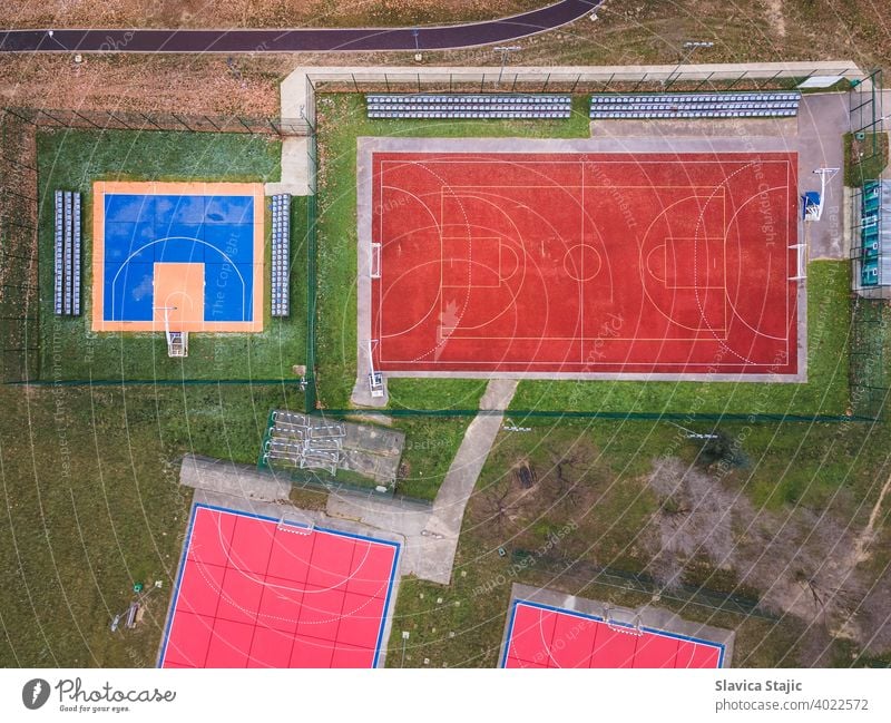 Bunte Basketball, Volleyball und Fußballplätze. Eine rote, orange und blau gefärbt Outdoor-Sportplätze für Basketball, Handball und Fußball von oben. Aktivität