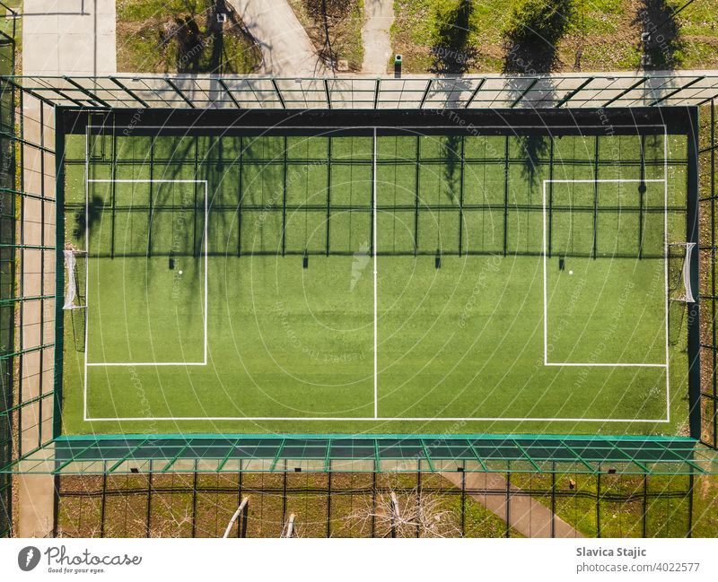 Drone Ansicht der Straße Fußballplatz. Outdoor-Sportplatz mit grüner Oberfläche zum Spielen von Fußball oder Soccer im städtischen Bereich, Detail, Drohnenansicht
