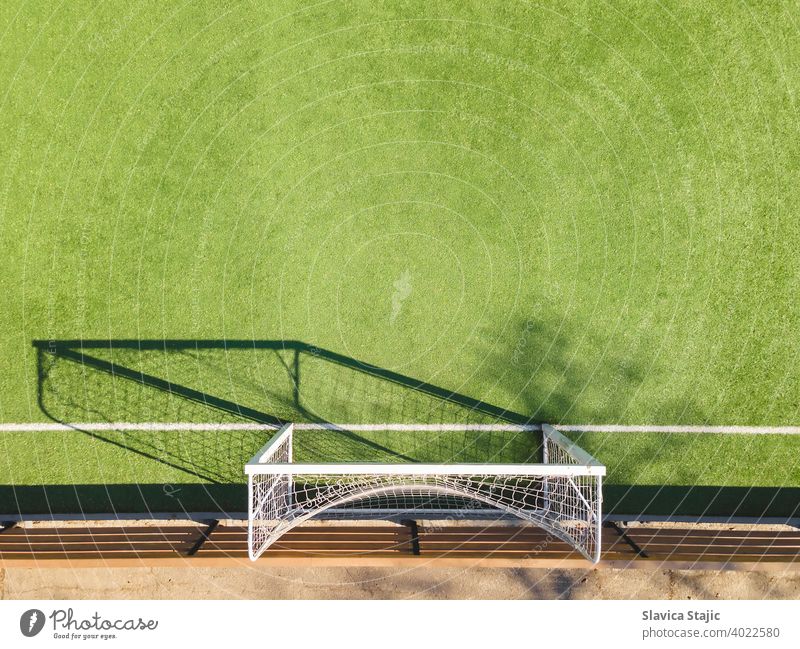 Grüner Fußballplatz Detail .Outdoor-Sportplatz mit grüner Oberfläche zum Spielen von Fußball oder Soccer im städtischen Bereich, Detail Aktivität künstlich