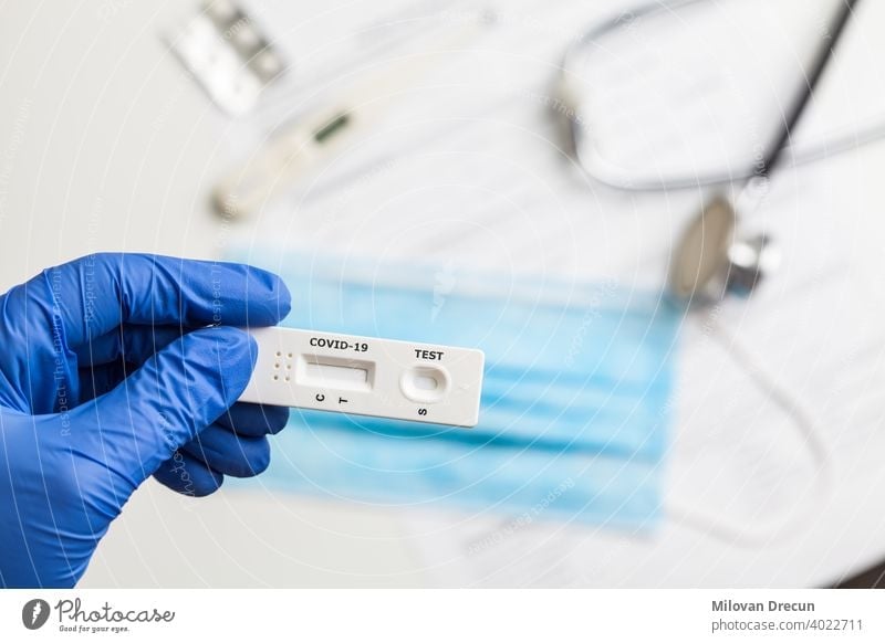 Arzt mit serologischem COVID-19-Test 2019-ncov Analysieren Blut Pflege Ansteckung ansteckend Kontrolle Korona Coronavirus covid-19 Krise Diagnostik Krankheit