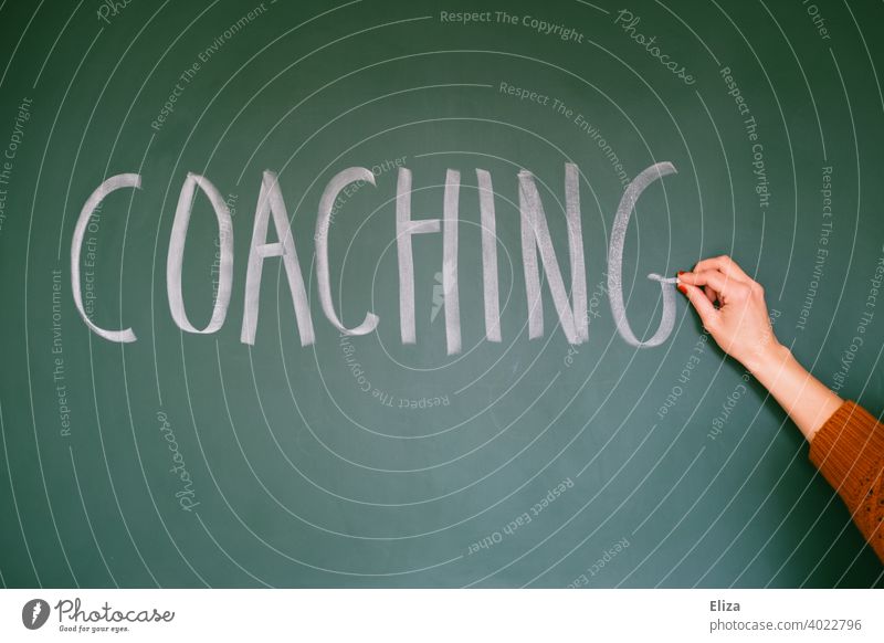 Hand schreibt das Wort Coaching auf eine Tafel Weiterbildung Karriere Fortbildung mindset Business Arbeit & Erwerbstätigkeit Zukunft coachen Bildung geschrieben