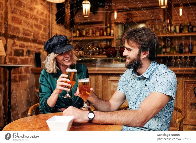 Kaukasisches Paar bei einem Drink in einer Bar. Erwachsener Frau Mann Menschen Glück Restaurant Lifestyle männlich zwei Kaukasier schön Fröhlichkeit